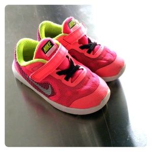 Nike hot pink size 8